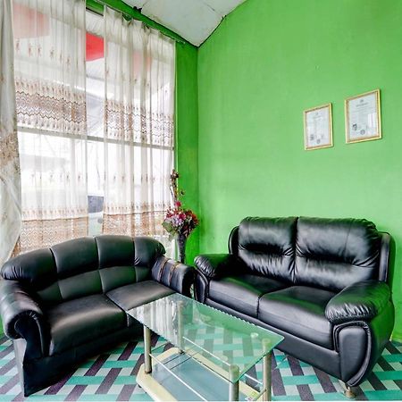 Spot On 92876 Homestay Kedamean Gresik Екстер'єр фото