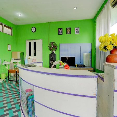 Spot On 92876 Homestay Kedamean Gresik Екстер'єр фото