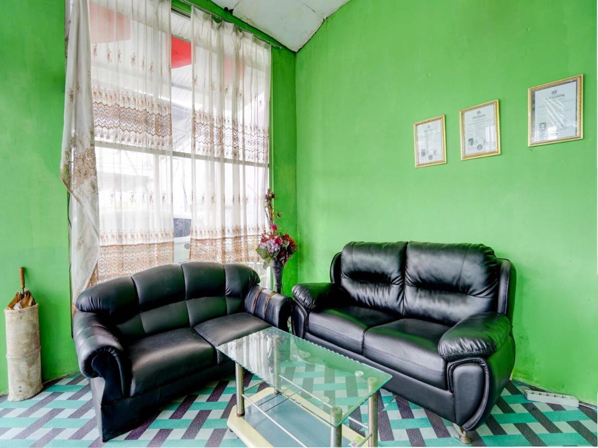 Spot On 92876 Homestay Kedamean Gresik Екстер'єр фото