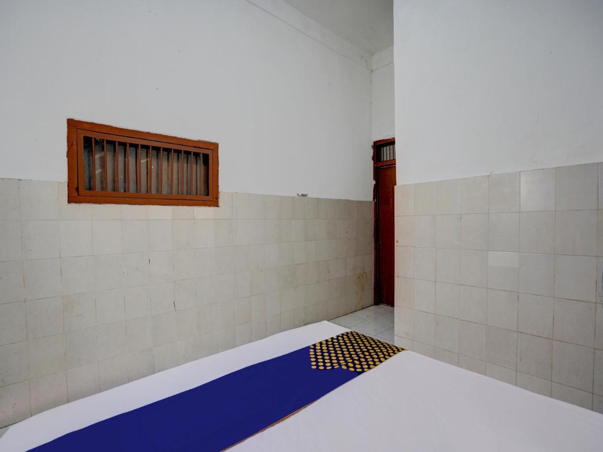 Spot On 92876 Homestay Kedamean Gresik Екстер'єр фото