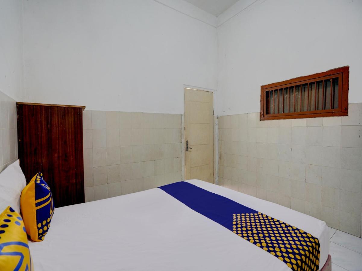 Spot On 92876 Homestay Kedamean Gresik Екстер'єр фото