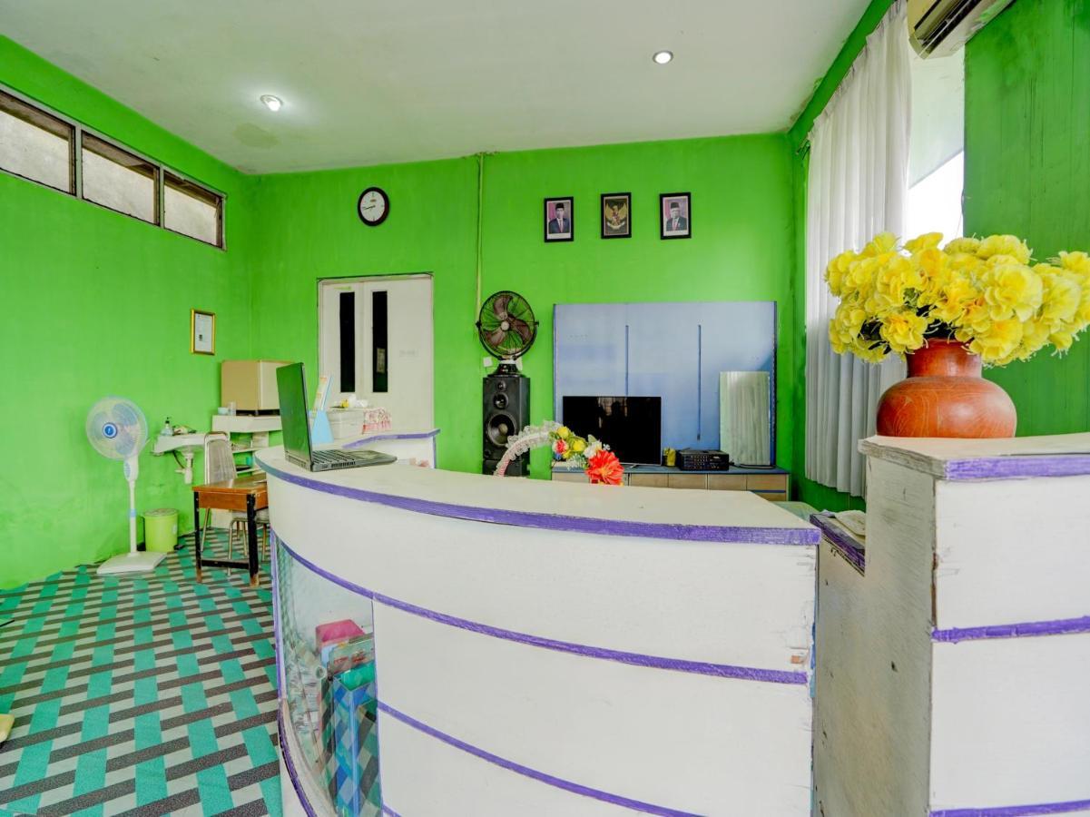 Spot On 92876 Homestay Kedamean Gresik Екстер'єр фото